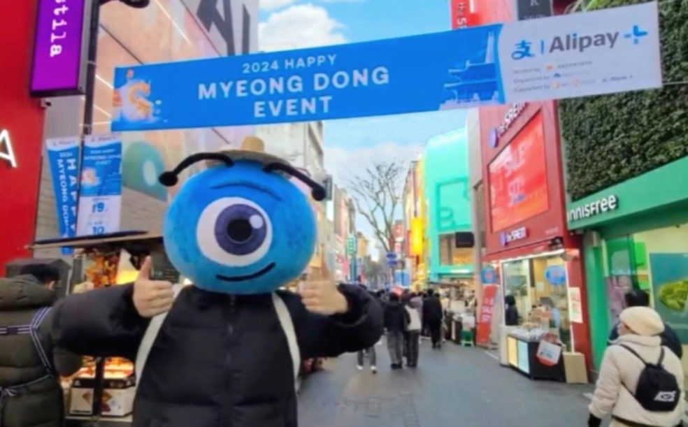 명동에서 진행한 이듄 글로벌 고객 프로모션 현장과 행사 마스코트